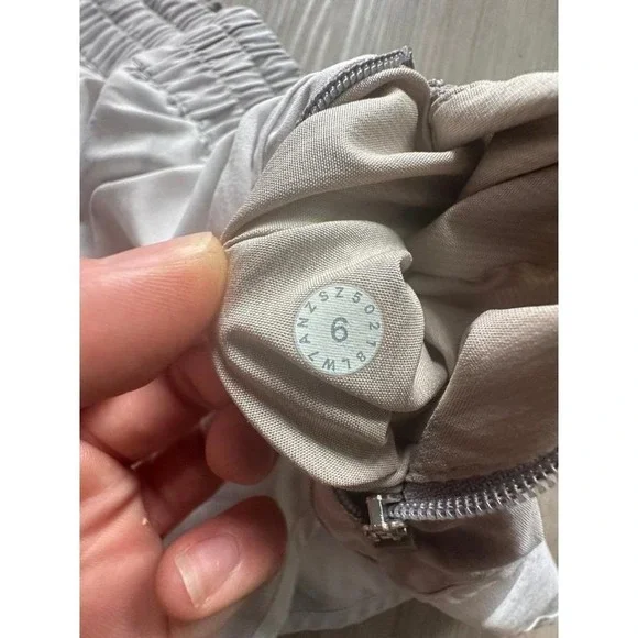 Lululemon Tracker Short V Low Rise 4" size 6 - Picture 3 of 3